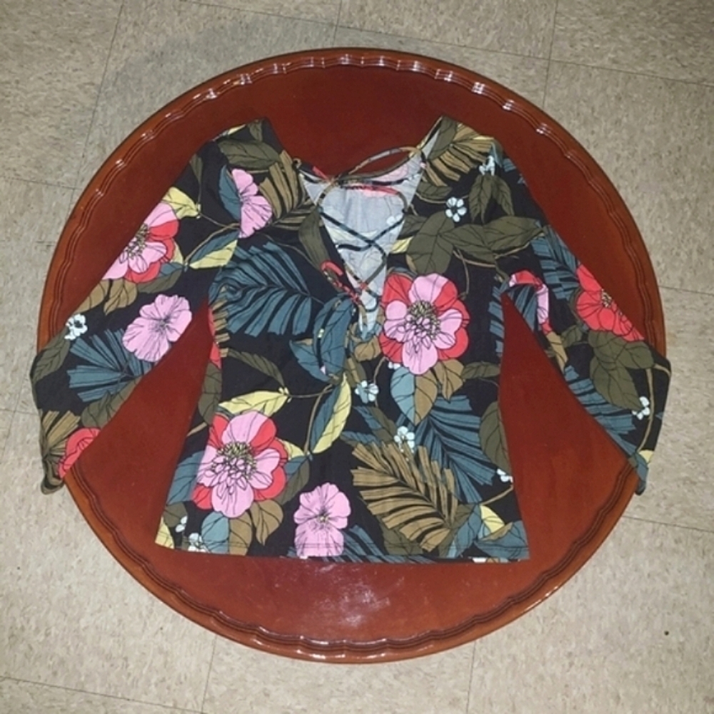 Guess Tropical Printed Top Size Medium Lace Up Back 3/4 Sleeve Cross Casual M